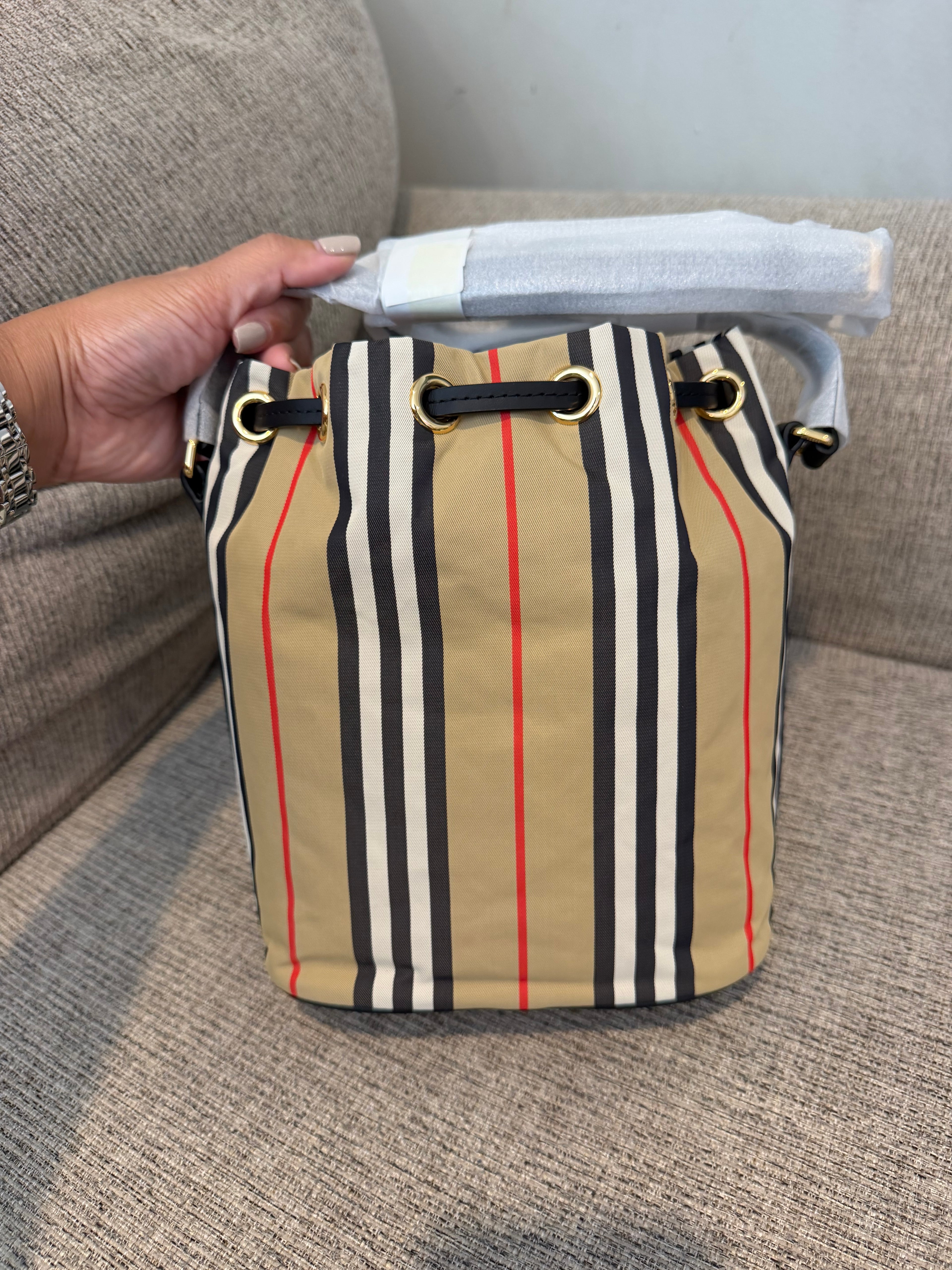 Burberry Bucket Bag Bnew