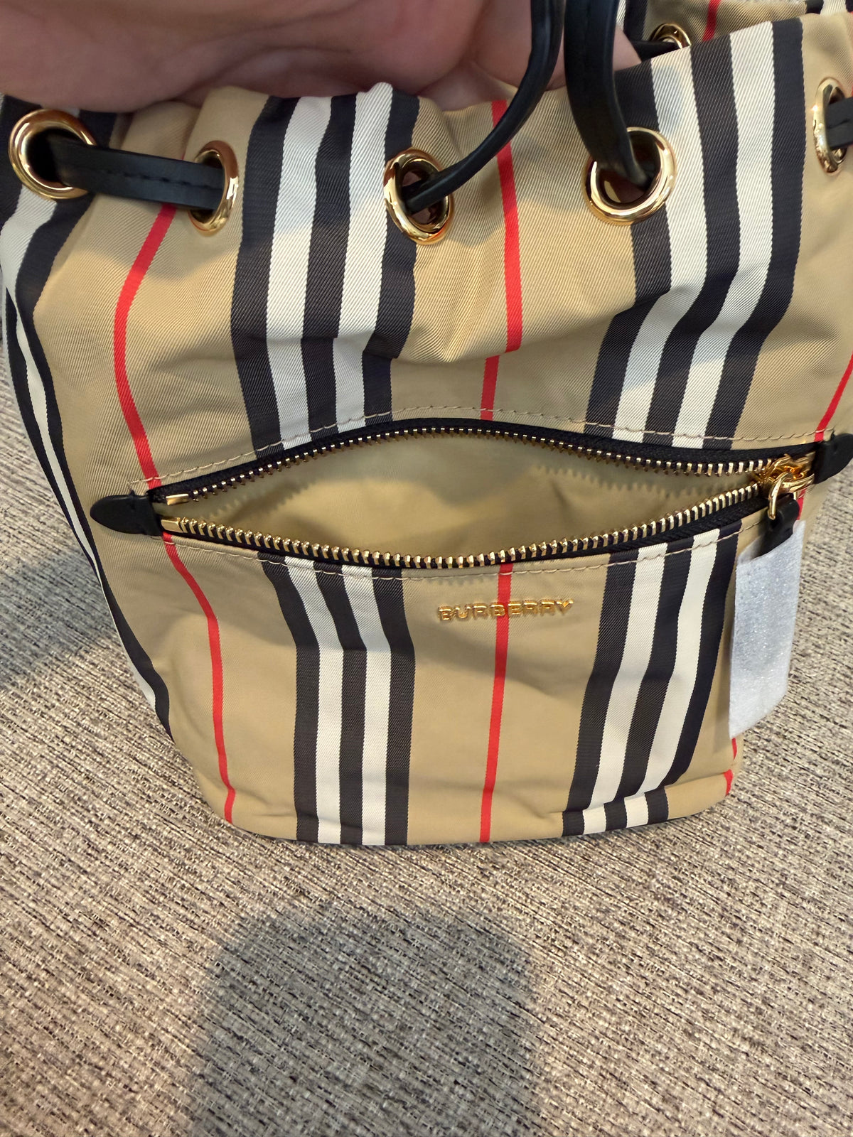 Burberry Bucket Bag Bnew