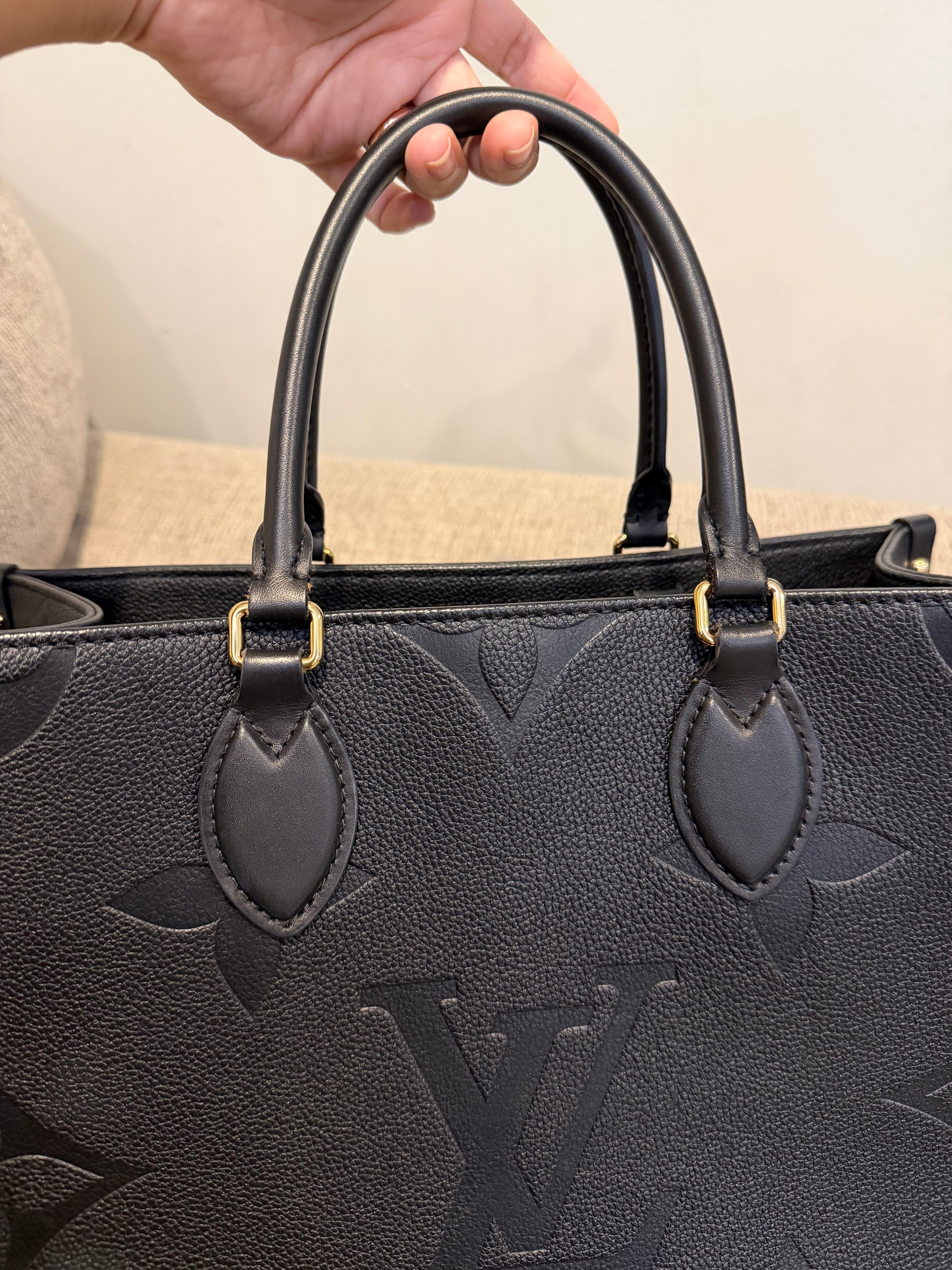 LV OTG MM Black Empreinte