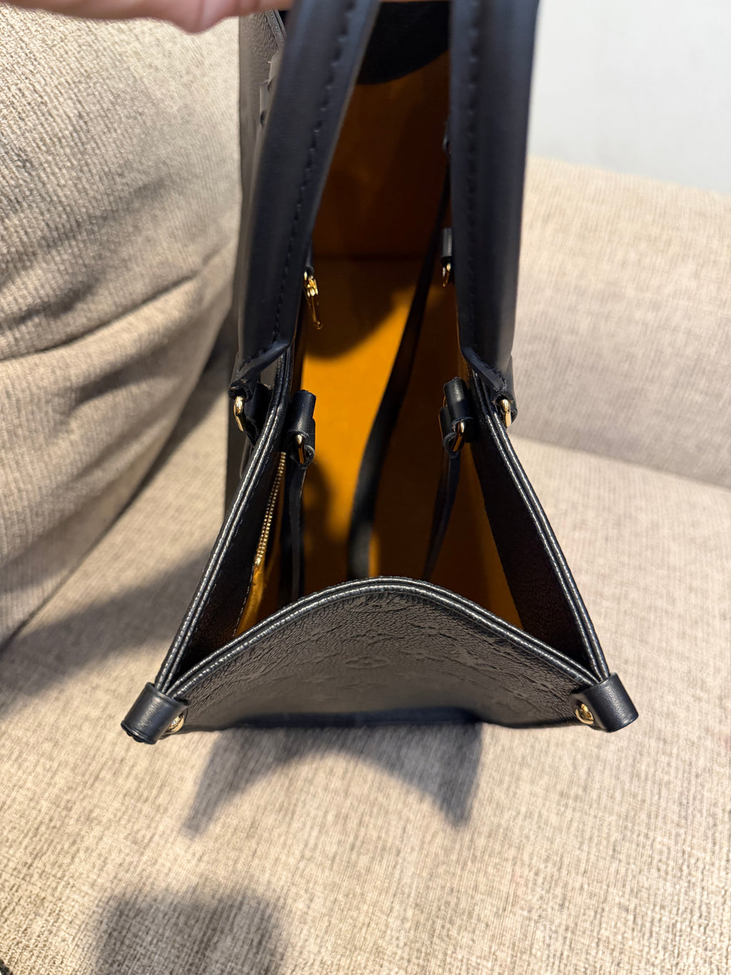 LV OTG MM Black Empreinte