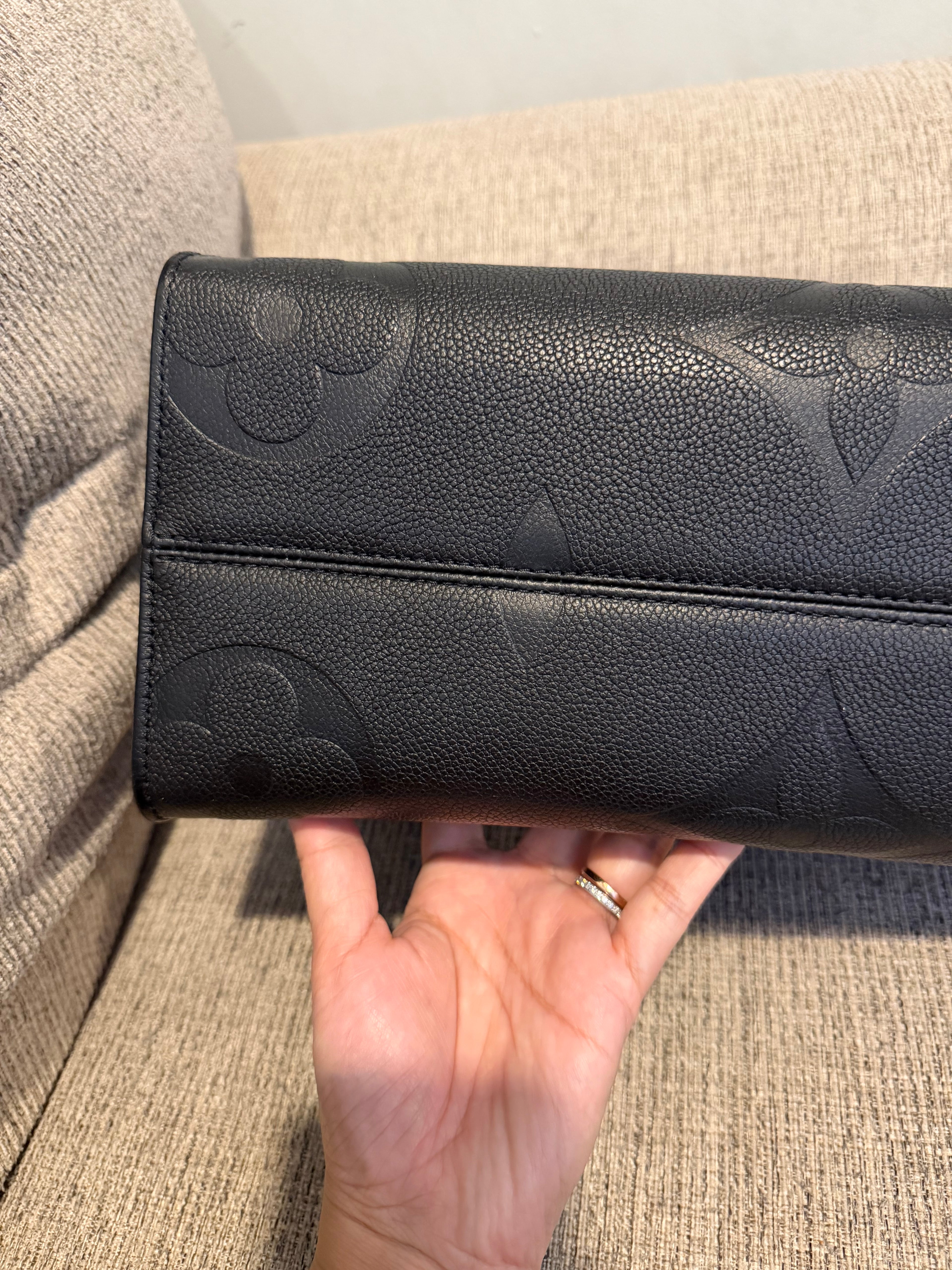 LV OTG MM Black Empreinte
