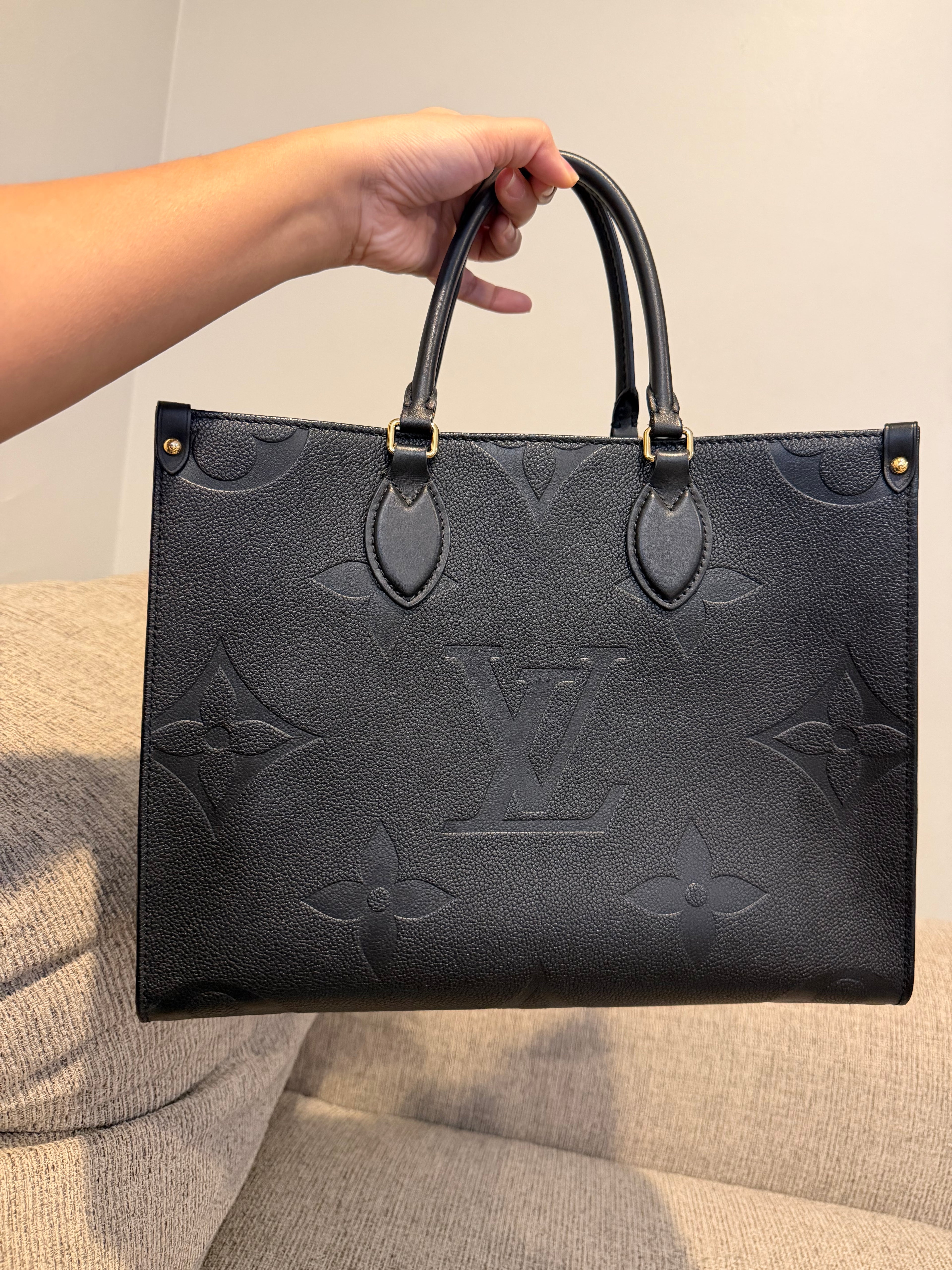 LV OTG MM Black Empreinte