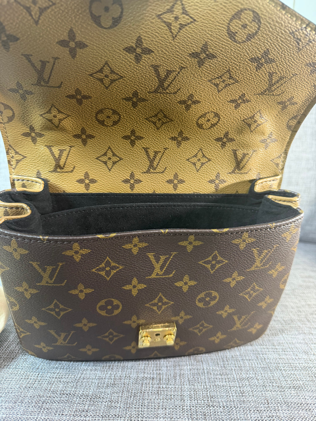 LV Metis Reverse Monogram